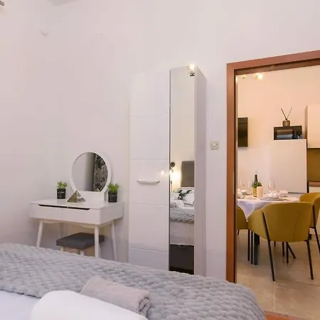 Klara Apartment *